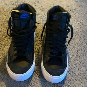 Blazer mid ‘77 SE ‘sisterhood black metallic gold’